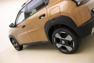 Fiat Grande Panda La Prima 44 kWh | Navigatie | Climate control | Achteruitrijcamera | Cruise control | Dakrails | Stoel- en stuurverwarming | Lichtmetalen velgen / 19