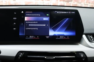 BMW X1 sDrive20i Executive Automaat  / Navigatiesyteem / Panoramadak / Achteruitrijcamera / DAB / Extra Getint Glas / 17 Inch / Dakdraagsysteem / Travelpack / DAB / Sportstoelen / Parkeersensoren voor+achter / 27