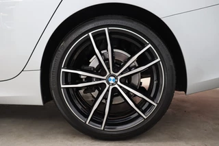 BMW 3 Serie Sedan 320i Executive Sport Line Automaat  / Live Cockpit Professional / M Sportstuurwiel / Shadow Line / 19 Inch / Climate Control / Sportstoelen / Bluetooth / Neerklapbare Achterbank / LED / Parkeersensoren voor+achter / 12