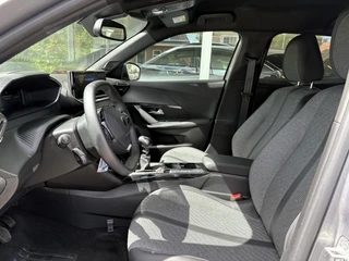 Peugeot 2008 1.2T 100pk Allure | Achteruitrijcamera | Navigatie | Facelift model | Privacy Glass | Lichtmetalen velgen / 14