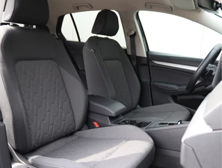 Volkswagen Golf 1.5 eTSI Life Edition  | Facelift | Head-up | Winter pakket / 19