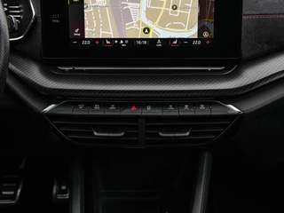 Skoda Octavia Combi 1.4 TSI RS iV PHEV Business 245 PK Panoramadak Matrix LED Camera Sfeerverlichting Stoelverwarming 19" / 35