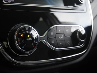 Renault Captur 0.9 TCe Xmod | Lederen bekleding | Stoelverwarming | Trekhaak | Keyless entry en start | Climate control | Navigatie | Extra getint glas | Regensensor / 29