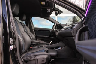BMW X2 sDrive20i High Executive Edition | M-sport | Driving Assistant Plus | Camera | Apple Carplay | File assistent | Active cruise control | Park Assistant | DAB | Sportstoelen | LED / 15