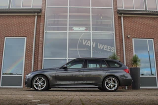 BMW 3-serie Touring 318i Corporate Lease Executive | M Sport pakket | Stoelverwarming | LED | Navigatie Professional | Bluetooth | Sportstoelen | M-sportstuur | PDC | Shadow Line / 7