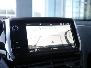 Peugeot 2008 1.2 PureTech Allure 110pk | Extra getint glas | Achteruitrijcamera | Climate control | Apple carplay/Android auto | Lage km.stand | Lichtmetalen velgen | Regensensor / 24