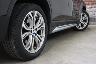 BMW X1 sDrive20i High Executive xLine Automaat  / Navigatiesysteem Plus / Trekhaak / Achteruitrijcamera / Leder / Head-Up Display / 18 Inch / 18 Inch / Stoelverwarming / Extra Getint Glas / Lichtpakket / 7