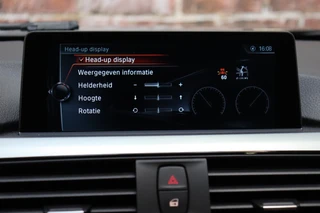 BMW 3 Serie Touring 330i High Executive M Sport Pakket Automaat  / Navigatie Professional / Panoramadak / Leder  / Trekhaak / Parkeersensoren voor+achter / Comfort Acces / Head-Up Display / Stoelverwarming / Achteruitrijcamera / Hifi / 19 Inch / Chrome Line / 35