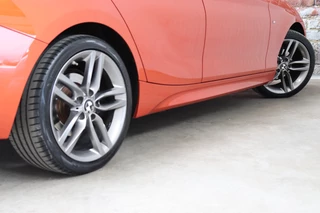 BMW 1 Series 118i Executive M Sport Pakket 5 deurs / Navigatie Professional / LED / Trekhaak / 18 Inch / Climate Control / Hifi / Parkeersensoren / Cruise Control / Extra Getint Glas / Bluetooth / Shadow Line / 7