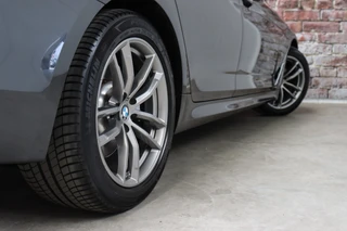 BMW 5 Series Touring 520i High Executive M Sport Pakket Automaat  / Navigatiesysteem Professional / Adaptieve LED-koplamp / Hifi / Climate Control / Parkeersensoren / Sfeerverlichting / Chrome Line / Sportstoelen / Cruise Control / Stoelverwarming / 7