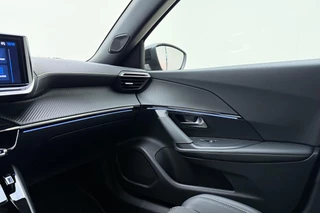 Peugeot e-2008 EV GT 54 kWh | Achteruitrijcamera | Dakrails | Cruise control | Climate control | Navigatie | Stof/lederen bekleding | 16" lichtmetalen velgen | Apple/Android carplay | 400km WLTP | 100% Elektrisch / 30