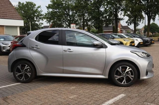 Toyota Yaris 1.5 HYBRID 115 STYLE PARK-SENSOREN BLIND-SPOT LM-VELGEN PRIVACY-GLASS LED-PAKKET AD-CRUISE APPLE/ANDROID / 17