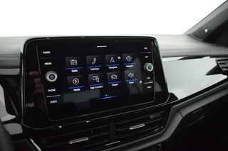 Volkswagen T-Roc 1.5 TSI 150pk DSG R-Line Business+ Black Style Trekhaak Camera IQ.Light Panoramadak Virtual Cockpit Navigatie / 31