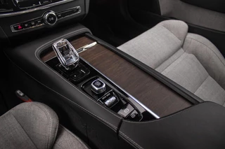 Volvo V90 2.0 B4 Business Pro Inscription| BTW auto | 1e eigenaar | NL auto | 20 inch | Panoramadak | Harman Kardon | BLIS | Stuurverwarming | Stoelverwarming | Head-up | Trekhaak | Cruise control / 29