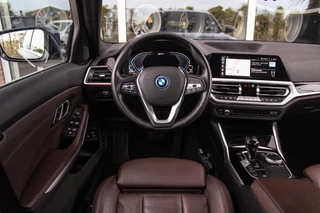 BMW 3-serie Touring 320e High Executive Sport Line | 1e eigenaar | NL auto | Driving Assistant | HiFi audio | LED | 18 inch | Stoelverwarming | DAB | Carplay | Navigatie | PDC / 11