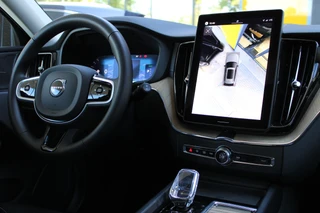 Volvo XC60 2.0 T8 Ultra Bright  | Facelift | Luchtvering | Massage | H/K | Head-Up / 7