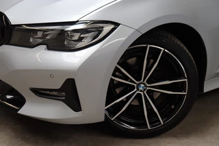 BMW 3 Serie Sedan 320i Executive Sport Line Automaat  / Live Cockpit Professional / M Sportstuurwiel / Shadow Line / 19 Inch / Climate Control / Sportstoelen / Bluetooth / Neerklapbare Achterbank / LED / Parkeersensoren voor+achter / 9