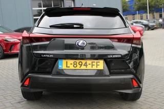 Lexus UX 250h Preference Line NL-AUTO NAVI BLIND SPOT PARKEERSENSOREN SMART-ENTRY APPLE CARPLAY / 6