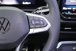 Volkswagen T-Roc 1.5 eTsi 150pk DSG R-Line First Edition Trekhaak Camera Keyless Stoelverwarming Virtual Cockpit Carplay / 21