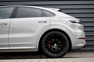 Porsche Cayenne Coupé 3.0 E-Hybrid Platinum Edition *Krijt* | Sportuitlaat | Panorama | ACC | Trekhaak | Ventilatie | Achterasbesturing | Bose | Head-Up | 22'' Wielen | / 47
