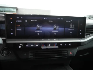 Opel Grandland Electric Business Edition 73 kWh | Elektrisch verstelb. bestuurdersstoel met geheugen | Elektrisch glazen panorama-dak | Voorstoel(en) met massagefunctie | Achterbank verwarmd | Warmtepomp | 20 inch Lichtmetalen velgen Diamond Cut / 28