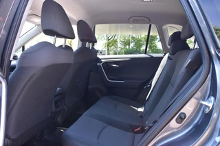 Toyota RAV4 2.5 Hybrid Dynamic BSM | Navigatie | Camera | 100% Toyota Onderhouden | 12 mnd BOVAG garantie | Whatsapp 06-53188999 / 6