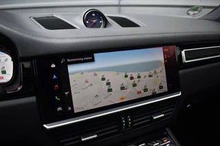 Porsche Cayenne Coupé 3.0 E-Hybrid Platinum Edition *Krijt* | Sportuitlaat | Panorama | ACC | Trekhaak | Ventilatie | Achterasbesturing | Bose | Head-Up | 22'' Wielen | / 17