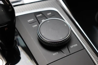 BMW 3 Serie Sedan 330i Executive M Sport Pakket Automaat  / Live Cockpit Professional / Schuif-/kanteldak / Sportstoelen / Achteruitrijcamera / Active Cruise Control met Stop en Go-functie / 19 Inch / Hifi / M Sportremsysteem / Leder / Shadow Line / Neerklapbare Achterbank / Extra Getint Glas / 21