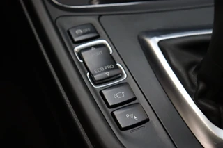 BMW 3 Serie Touring 330i High Executive M Sport Pakket Automaat  / Navigatie Professional / Panoramadak / Leder  / Trekhaak / Parkeersensoren voor+achter / Comfort Acces / Head-Up Display / Stoelverwarming / Achteruitrijcamera / Hifi / 19 Inch / Chrome Line / 36