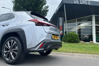 Lexus UX 250h F Sport Line | CAMERA | ADAPTIVE | KEYLESS | CARPLAY / 39