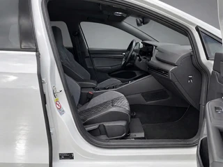 Volkswagen Golf 1.5 eTSI R-Line AUT  | dealer onderh. | panoramadak | stoel-/stuurverw. | keyless | trekhaak | carplay / 18