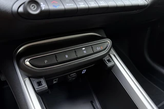 Jeep Avenger Summit 54 kWh | Navigatie | DEMO | 8 jaar speciale garantie | Electrische achterklep | Camera | Stoel- en stuurverwarming | Climate control / 30