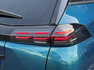 Peugeot 2008 Allure 1.2 Hybrid 145 e-DSC6 | Apple Carplay/Android Auto | Draadloze Telefoonoplader | Dodehoek Detectie | Adaptief Cruise Control | Lichtmetalen Velgen 17 Inch / 7