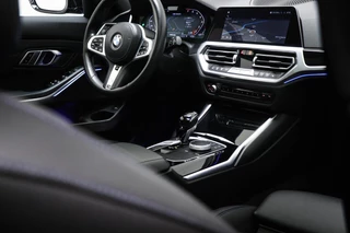 BMW 3-serie Touring M340i xDrive High Executive | DRIVING PROFESSIONAL PACK | LASER LED | PANORAMADAK | HEAD UP | STUURVERWARMING | EIBACH | CAMERA | 19" / 15