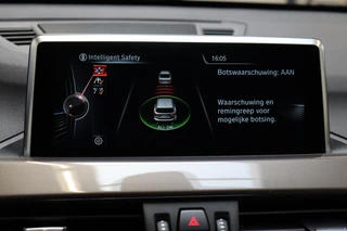 BMW X1 xDrive25i High Executive xLine Automaat  / Navigatiesysteem Plus / Driving Assistant Plus / Trekhaak / Panoramadak / Park Assistant / Leder / Park Assistant / AWD / 18 Inch / Head-Up Display / Stoelverwarming / Hifi / Parkeersensoren / Climate Control / LED / 30