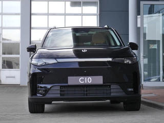 Leapmotor C10 Design REEV 28.4 kWh | Nieuwe auto | Gecombineerde actieradius WLTP 974km | 1500 kg Trekgewicht | Diverse kleuren leverbaar | Full options | Stuurverwarming | Stoelverwarming en koeling | Elektrisch verstelbare voorstoelen | Navigatie | Keyless entry & start | 20 inch lichtmetalen velgen | Led verlichting / 2