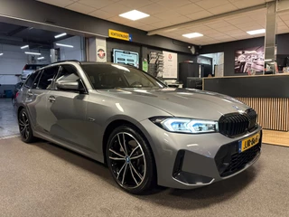 BMW 3-serie Touring 330e xDrive M-pakket facelift / Panorama-dak / head-up / 360 camera / Harman-Kardon / 6