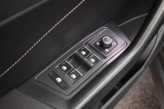 Volkswagen T-Roc 1.0 TSI 110pk Style Trekhaak LED Virtual Cockpit Navigatie / 14