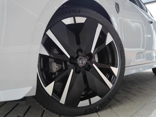 Peugeot 308 1.2 Hybrid 145 e-DCS6 GT € 6000,- DEMOVOORDEEL! | AGR stoelen | Stoel en stuurverwarming | Camera rondom | Adaptieve cruise control | Panoramadak | Afneembare trekhaak | Full led | 18 inch lichtmetalen velgen / 42