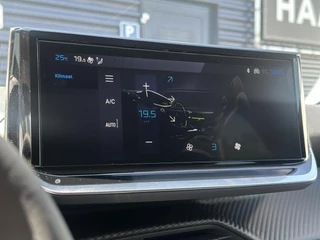 Peugeot 208 1.2 Hybrid 110 e-DCS6 Allure | Climate Control | Navigatie | Full LED | DAB | Parkeercamera/-sensoren | Apple Carplay/Android Auto | Dode hoekdetectie | Lichtmetalen velgen | / 17