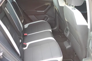 Volkswagen T-Roc 1.5 TSI Sport 150pk Stoel/stuur verwarming / afneembare trekhaak. / 23