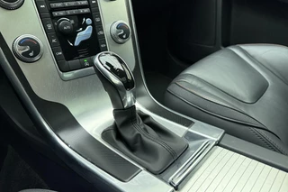 Volvo XC60 2.0 T5 FWD Ocean Race 245pk | Panoramadak | Elektrische stoelen | Verwarmde voorruit | Stoelverwarming | Handsfree kofferklep | Camera | Lederen bekleding | Afneembare trekhaak | 1.600kg trekgewicht | NL auto / 32