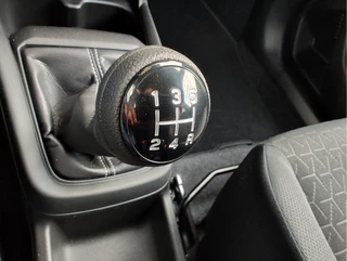 Suzuki Swift 1.2 SELECT SMART HYBRID  Direct Leverbaar | Tot 10 JAAR GARANTIE!  Inclusief € 2.400,- Voorraad Voordeel / 17