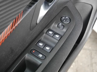 Peugeot 208 1.2 PureTech Active Pack | Lichtmetalen velgen | Parkeersensoren achter | Airconditioning | Cruise control | Getint glas / 12