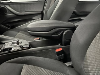BMW X2 SDrive18i Executive / NL-auto / Navigatie / 37