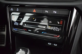 Volkswagen T-Roc 1.5 TSI 150pk DSG R-Line Business+ Black Style Trekhaak Camera IQ.Light Panoramadak Virtual Cockpit Navigatie / 37