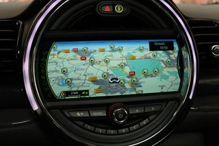 MINI Clubman Cooper Serious Business / Navigatiesysteem Professional / Panoramadak / Harman Kardon / Climate Control / 17 Inch / LED-koplampen / Parkeersensoren / Cruise Control / Lichtpakket / 21