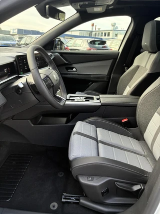 Opel Grandland Electric Business Edition 73 kWh | ECC | Navigatie | Elektrisch glazen panorama-dak | Matrix LED Verlichting | Cruise control | Camera | Winterpakket | 19" LM-Velgen / 17