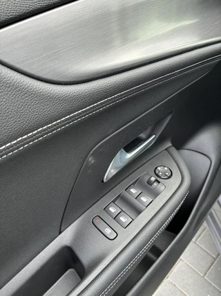 Opel Mokka Electric GS 54 kWh | Climate control | Navigatie | Verwarmbaar stuur | Elektrisch Pakket | Camera | Parkpilot | 18" LM-Velgen | Parkpilot / 20