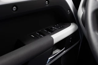 Land Rover | Defender 3.0 D250 110 MHEV SE | Luchtvering | Groot Infotainmentscherm | Premium Audio by Meridian | Black Pack | FULL LED | / 31